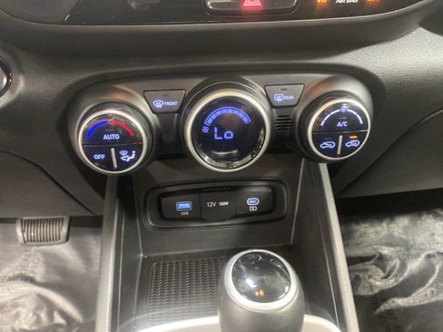 Used 2025 Hyundai Venue SEL FWD image 22