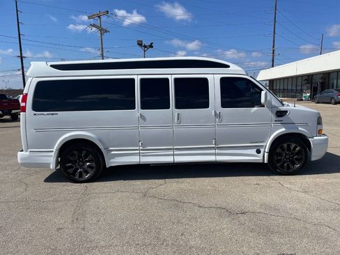 Used 2023 GMC Savana 2500 Extended image 9