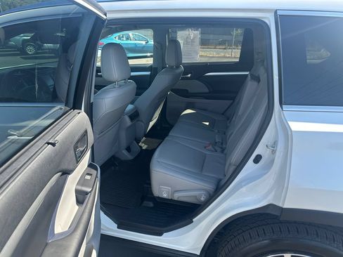 Used 2019 Toyota Highlander XLE AWD/4WD image 14