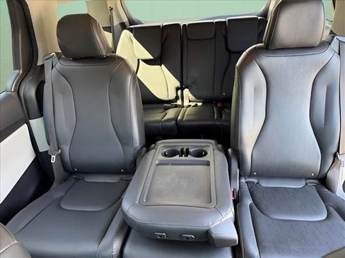 Used 2022 Kia Carnival LX FWD image 33