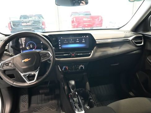 Certified 2025 Chevrolet TrailBlazer LT w/ LT Cold Weather Package FWD image 12