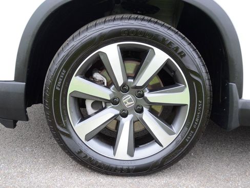 Used 2025 Honda Pilot Touring image 9