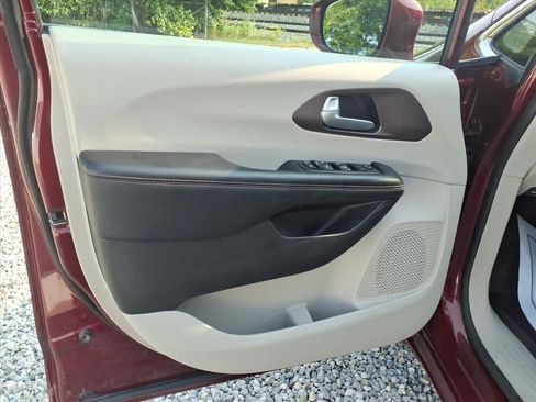 Used 2017 Chrysler Pacifica Touring-L w/ Tire & Wheel Group image 19