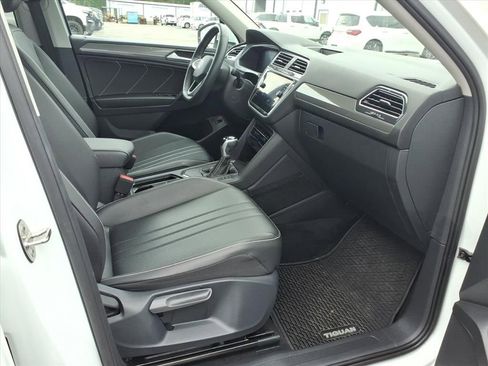 Used 2022 Volkswagen Tiguan SE w/ Panoramic Sunroof Package FWD image 11