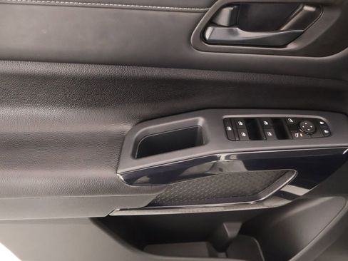 Used 2025 Nissan Pathfinder SV image 16