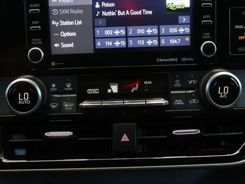 Used 2022 Toyota Highlander LE AWD/4WD image 26