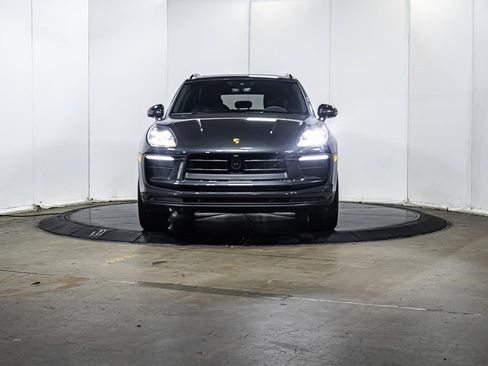 Certified 2025 Porsche Macan image 10