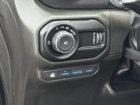 Used 2023 Jeep Wrangler Unlimited Sahara AWD/4WD image 11