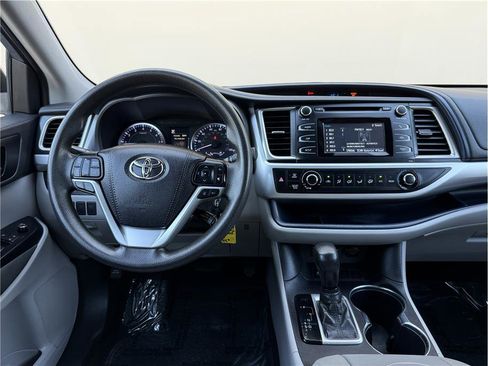 Used 2019 Toyota Highlander LE FWD image 26