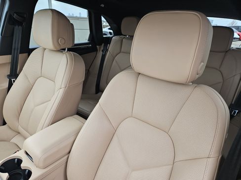 Certified 2025 Porsche Macan image 6