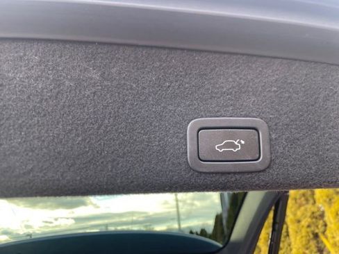 Used 2017 Volvo XC60 T6 Dynamic w/ Advanced Package image 17