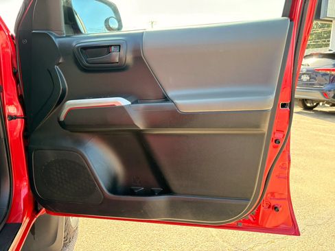 Used 2017 Toyota Tacoma SR5 w/ Tow Package AWD/4WD image 11
