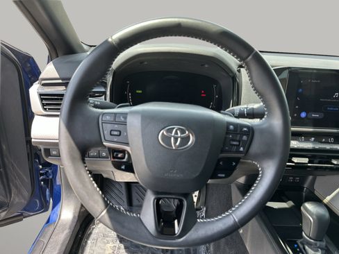 Used 2025 Toyota Camry SE FWD image 11