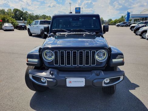 Used 2025 Jeep Wrangler Unlimited Sahara AWD/4WD image 9