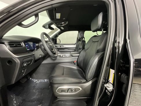 Used 2025 Jeep Wagoneer Series II w/ Premium Group I image 16