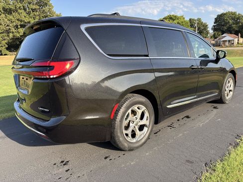 Used 2023 Chrysler Pacifica Limited FWD image 7