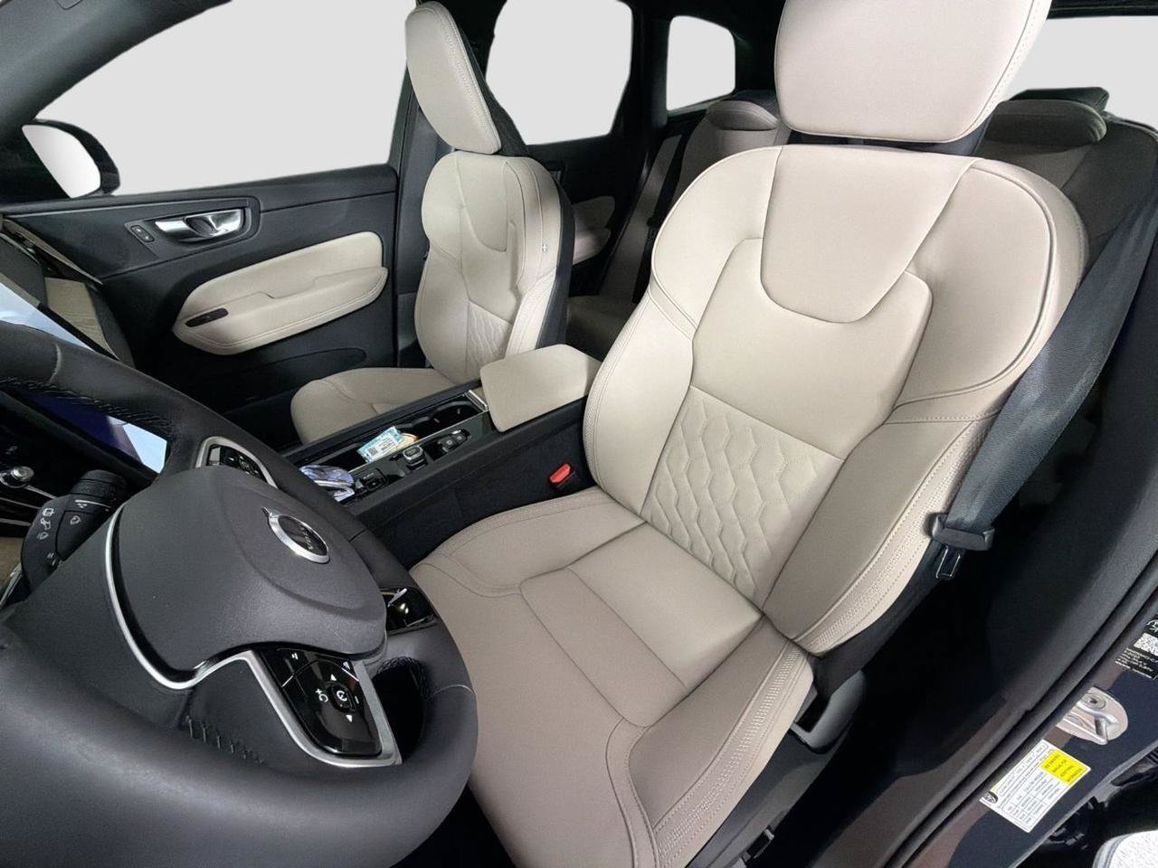 Used 2026 Volvo XC60 B5 Plus AWD/4WD image 4