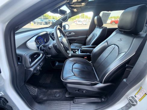 Used 2025 Chrysler Pacifica Limited FWD image 23