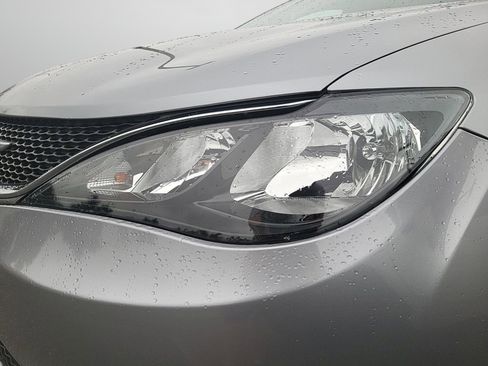 Used 2021 Chrysler Voyager Lxi image 5