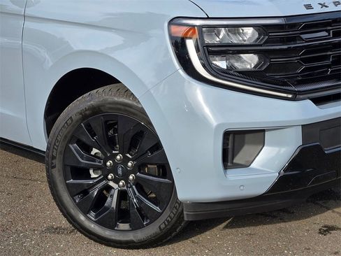 Used 2025 Ford Expedition Platinum w/ Stealth Appearance Package image 9