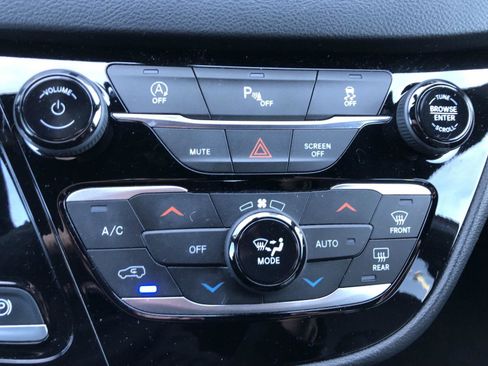 Used 2020 Chrysler Pacifica Touring-L image 17