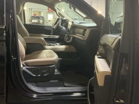 Used 2024 Ford Expedition XLT image 12
