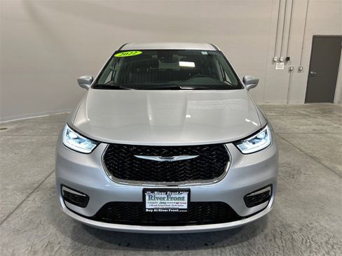 Used 2022 Chrysler Pacifica Touring-L image 3