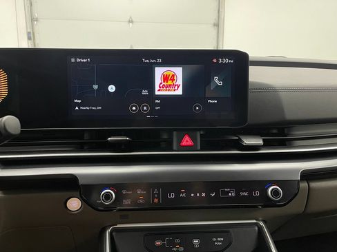 Used 2025 Kia Carnival FWD image 23