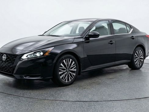 Used 2025 Nissan Altima 2.5 SV FWD image 3