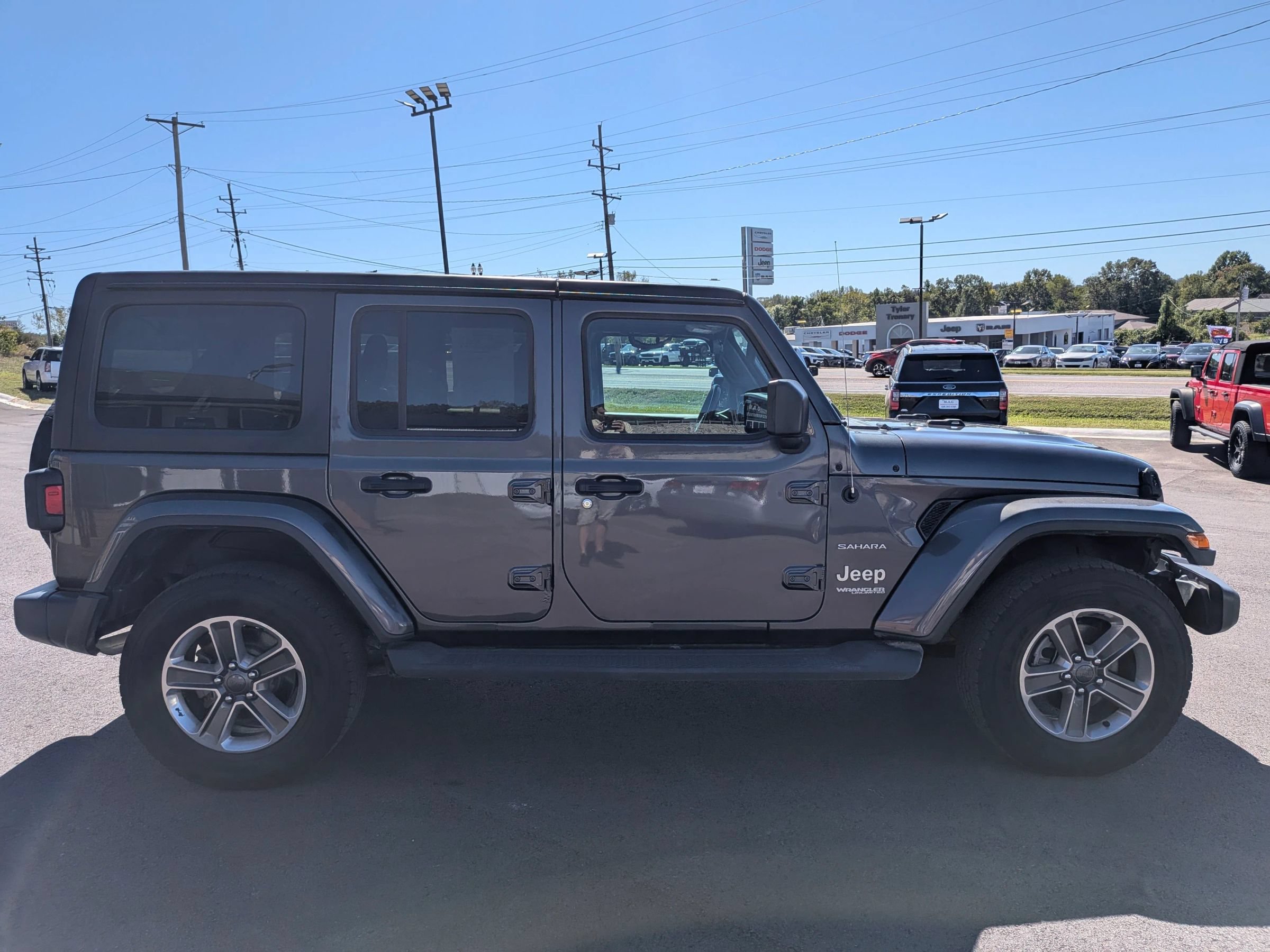 Used 2018 Jeep Wrangler Unlimited Sahara AWD/4WD image 7