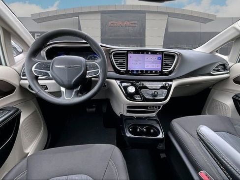 Used 2022 Chrysler Voyager LX FWD image 3