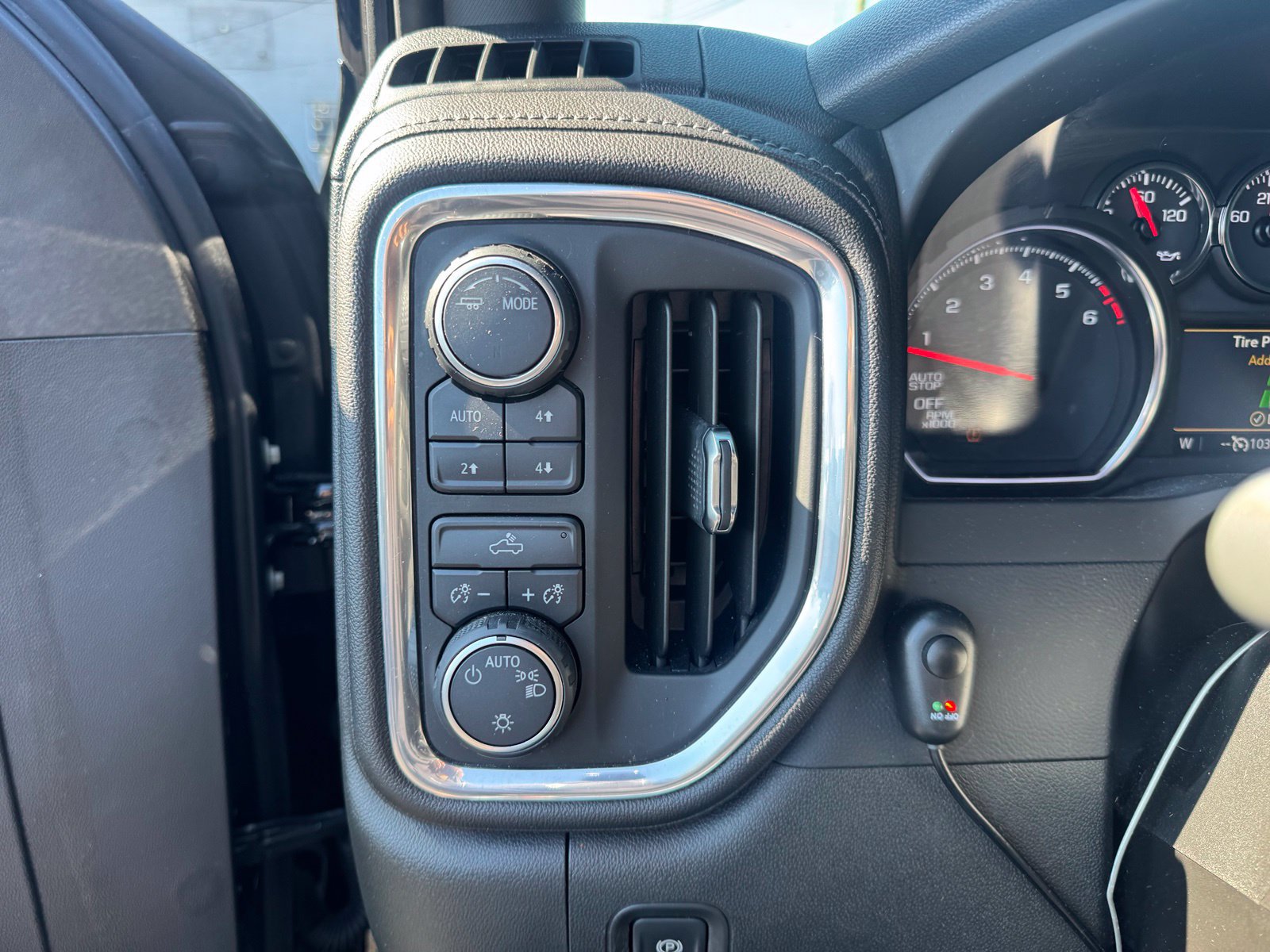 Used 2021 Chevrolet Silverado 1500 LT w/ Z71 Off-Road Package AWD/4WD image 15