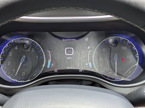 Used 2024 Chrysler Pacifica Touring-L AWD/4WD image 41