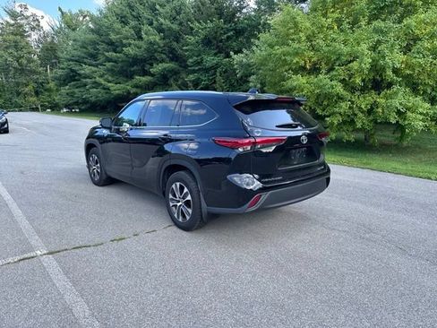 Used 2022 Toyota Highlander XLE AWD/4WD image 5