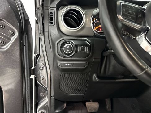 Used 2020 Jeep Gladiator Overland AWD/4WD image 18