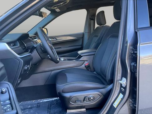 Used 2025 Jeep Grand Cherokee L Laredo AWD/4WD image 7