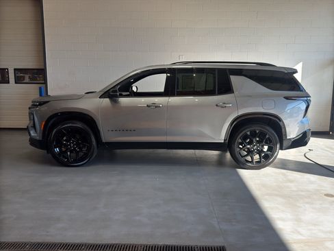 Used 2025 Chevrolet Traverse RS w/ LPO, Floor Liner Package AWD/4WD image 2