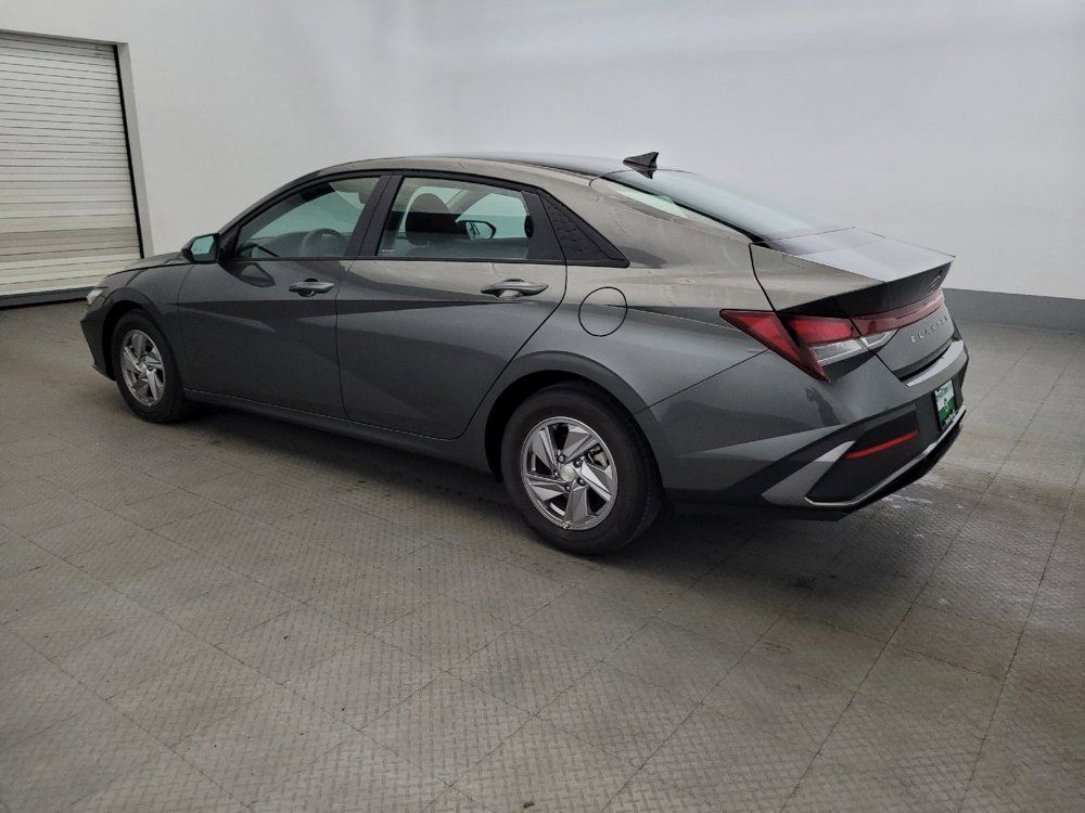 Used 2025 Hyundai Elantra SE FWD image 3