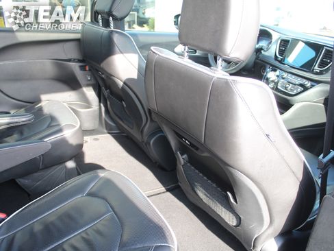 Used 2025 Chrysler Pacifica Limited image 26