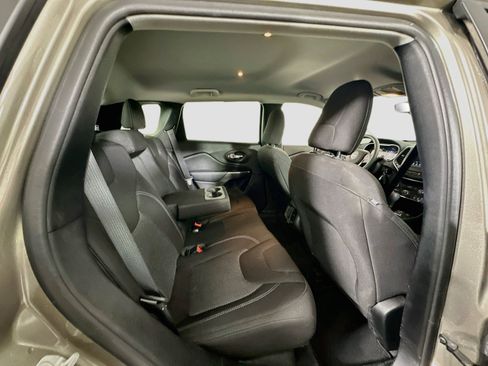 Used 2021 Jeep Cherokee Latitude FWD image 28