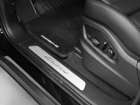 Certified 2025 Porsche Cayenne image 23