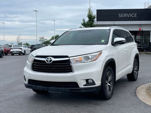 Used 2016 Toyota Highlander XLE FWD image 3