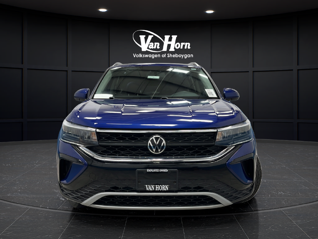 Used 2022 Volkswagen Taos SE w/ Panoramic Sunroof Package FWD image 2