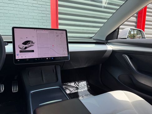 Used 2021 Tesla Model 3 Performance image 24