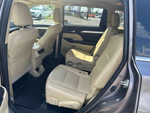 Used 2019 Toyota Highlander XLE FWD image 14