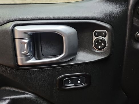 Used 2018 Jeep Wrangler Unlimited Sport S image 25