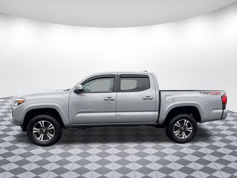 Used 2018 Toyota Tacoma TRD Sport w/ Technology Package AWD/4WD image 4