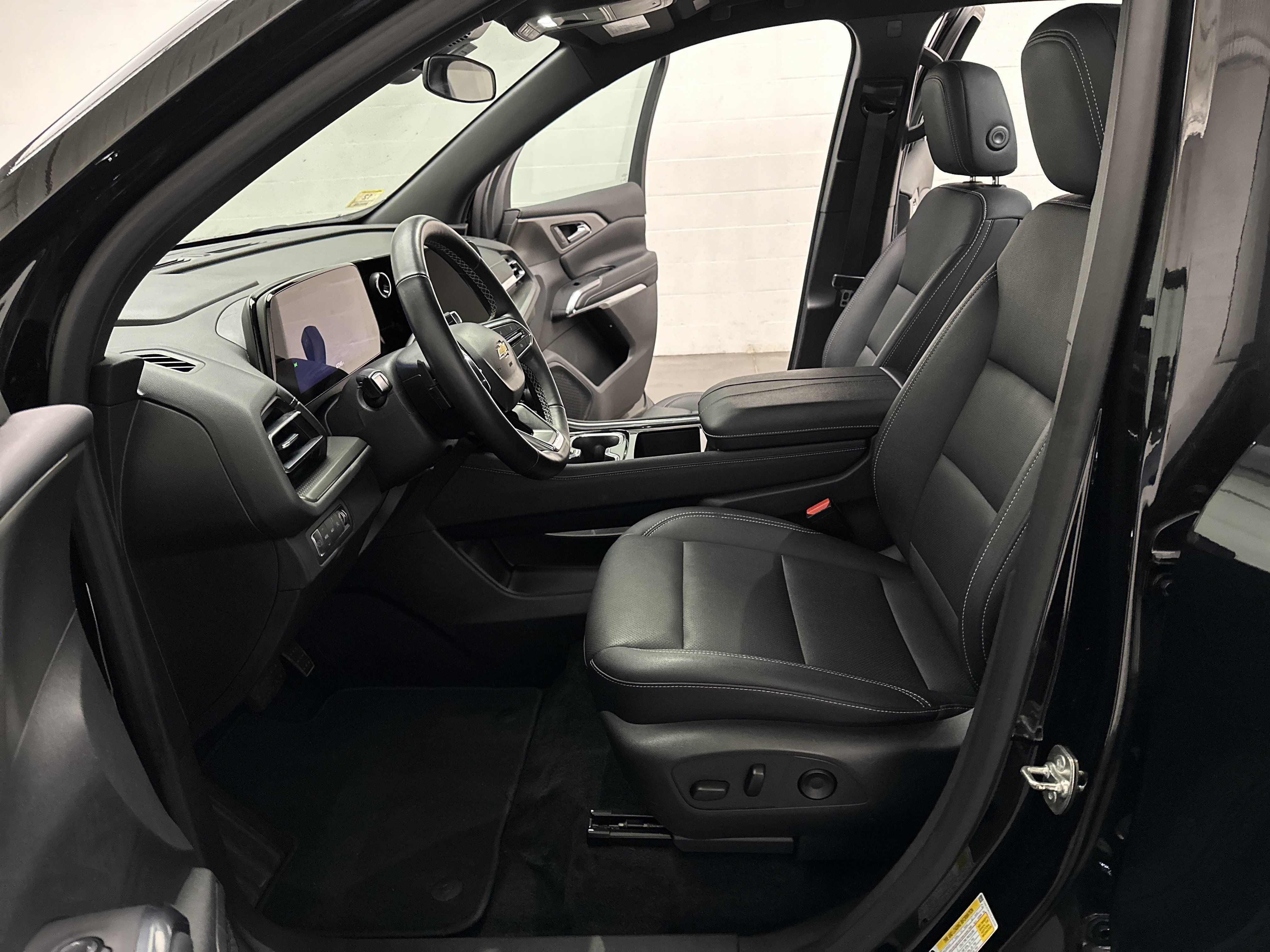Used 2025 Chevrolet Traverse LT AWD/4WD image 18