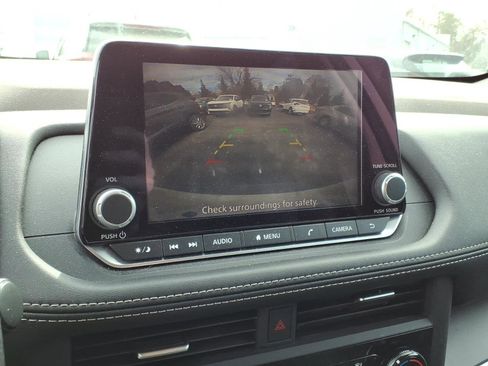 Used 2023 Nissan Rogue S image 11