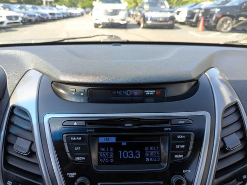 Used 2016 Hyundai Elantra SE FWD image 14